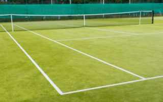 construction court de tennis en gazon synthétique à Saint-Raphael